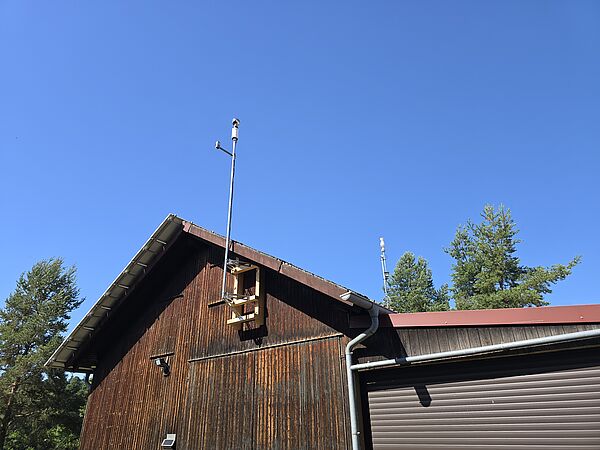 Gewitterfrühwarnsystem und Wetterstation installiert